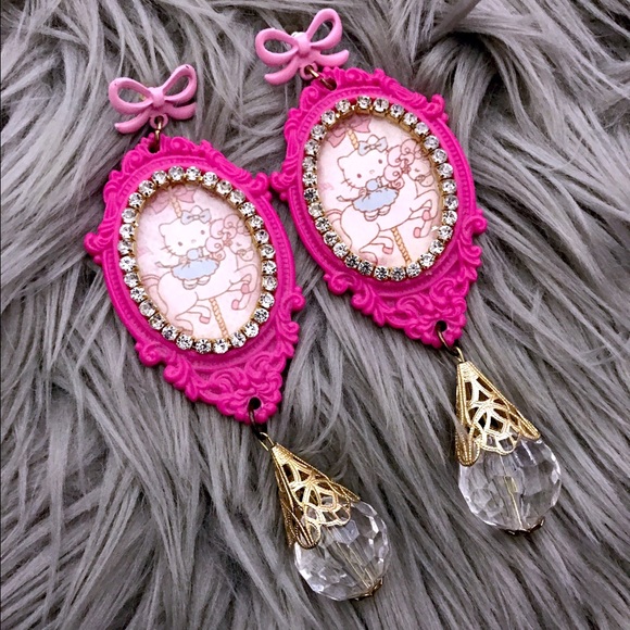Hello Kitty Vintage Tear Drop Crystal Earrings - Picture 1 of 2